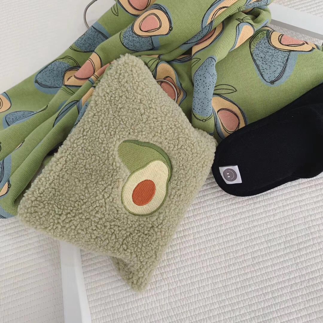 Portable Aavocado Lamb Carries a Makeup Bag